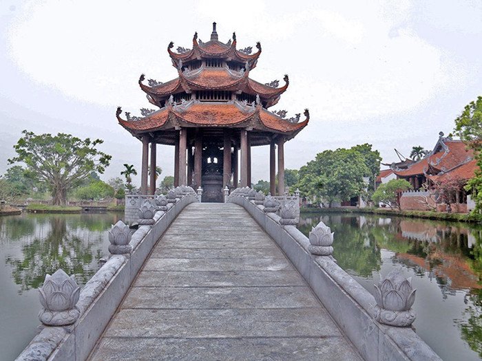 Hình ảnh tài xế chuyên nghiệp đang hỗ trợ hành khách lên xuống xe ghép, thể hiện sự tận tâm và kinh nghiệm.