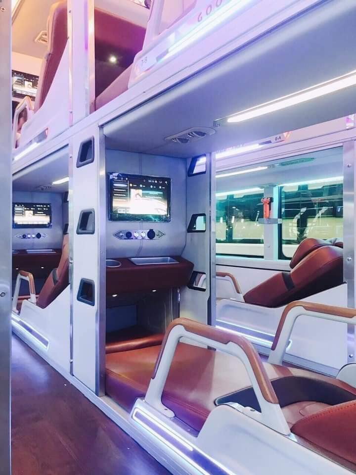 Hình ảnh tài xế xe Phương Hồng Linh đang kiểm tra xe trước khi khởi hành