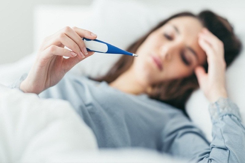 Hình ảnh tập trung vào vùng mông bị sưng đỏ, có thể thấy dấu hiệu đau nhức và nóng ran