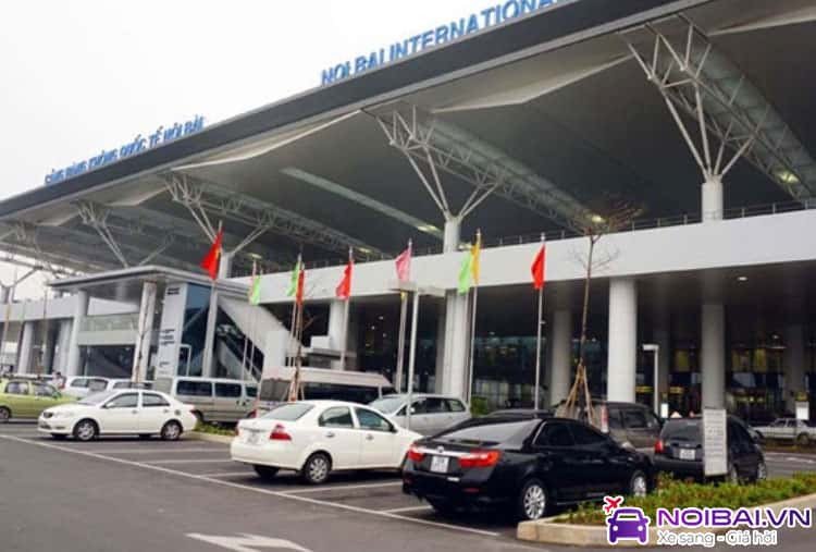 Khu vực đỗ xe trong ngày gần nhà ga sân bay