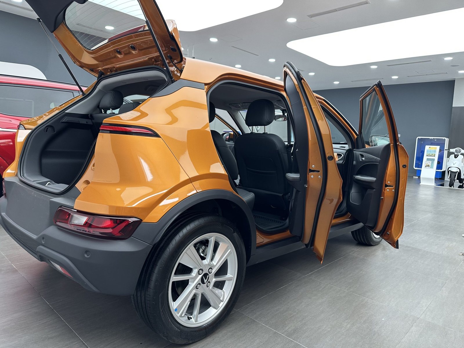 Khung cảnh ngoại thất xe VF5 Plus màu cam được trưng bày