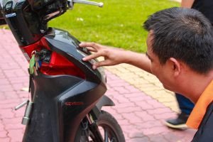 Kiểm tra các vết xước, móp méo trên thân xe máy cũ để nhận biết tai nạn