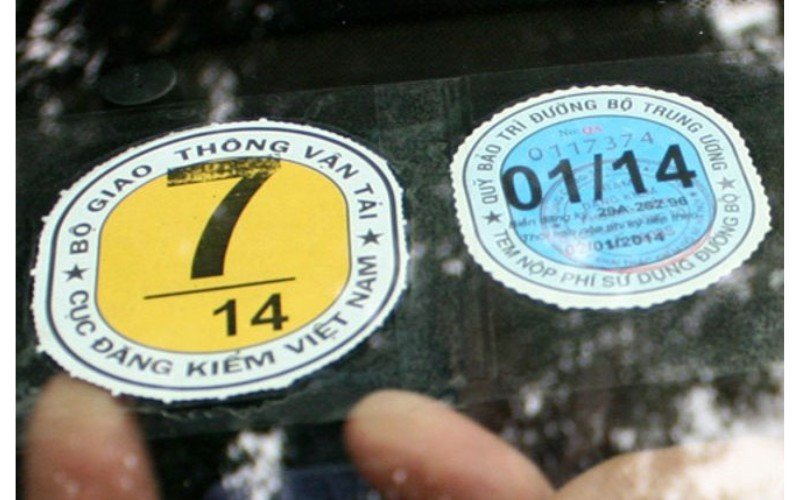 Kiểm tra tem phí sử dụng đường bộ trên kính xe