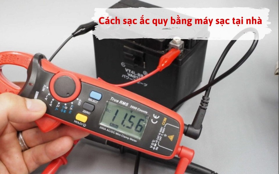 Kỹ thuật viên đang kiểm tra ắc quy xe máy bằng đồng hồ đo điện