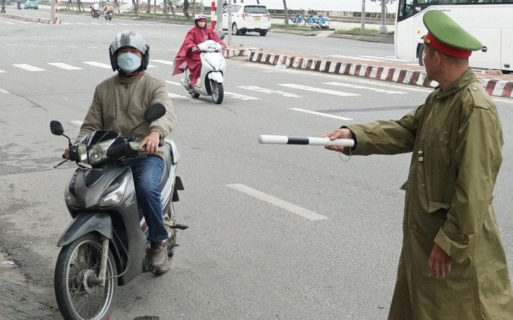 Lái xe máy tuân thủ biển báo phụ cho phép rẽ phải khi đèn đỏ