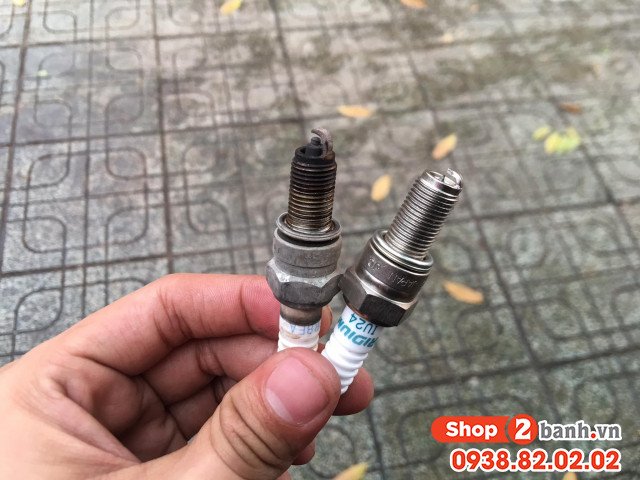 Lau chùi bugi xe máy để khắc phục lỗi không nổ máy