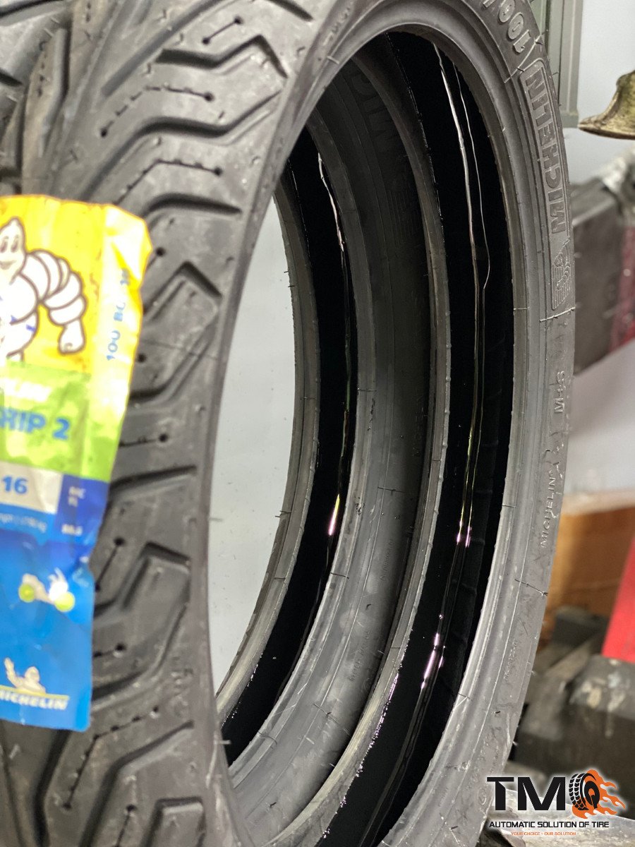 Lốp xe địa hình có cấu trúc gai dày và bền bỉ chống lại vật sắc nhọn