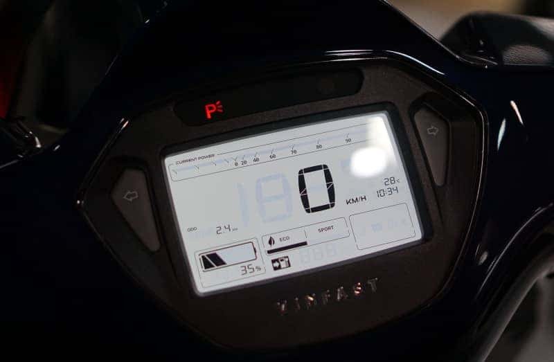 Mặt đồng hồ điện tử hiển thị rõ ràng chỉ số ODO trên xe máy điện