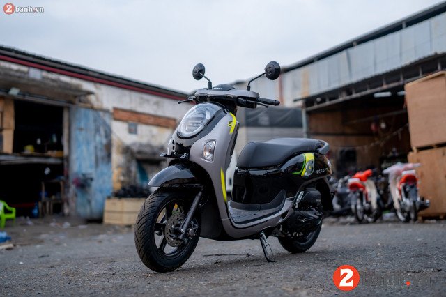 Mặt trước của chiếc Honda Scoopy 2025 màu Xám Đen