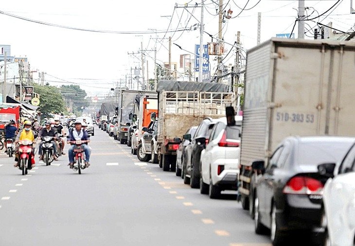 Mô tả ảnh: Dòng xe ùn ứ nghiêm trọng kéo dài trên tuyến đường dẫn vào khu vực Cát Lái do tắc nghẽn.