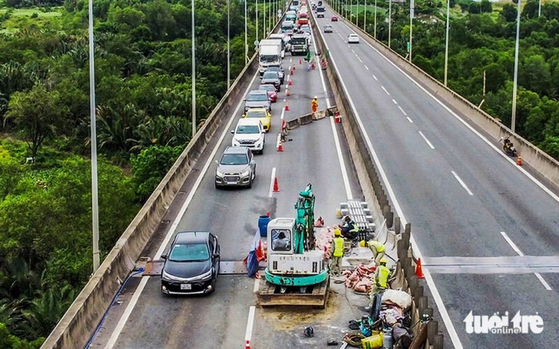 Mô tả ảnh: Hiện tượng tắc nghẽn giao thông nghiêm trọng do các công trình sửa chữa trên cầu Long Thành.