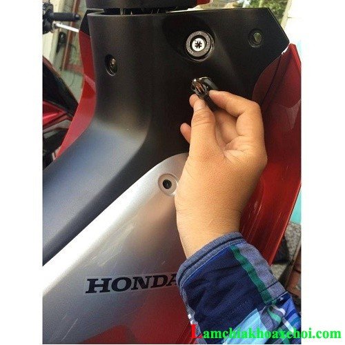 Mô tả cơ chế hoạt động của ổ khóa cổ xe máy khi bị khóa