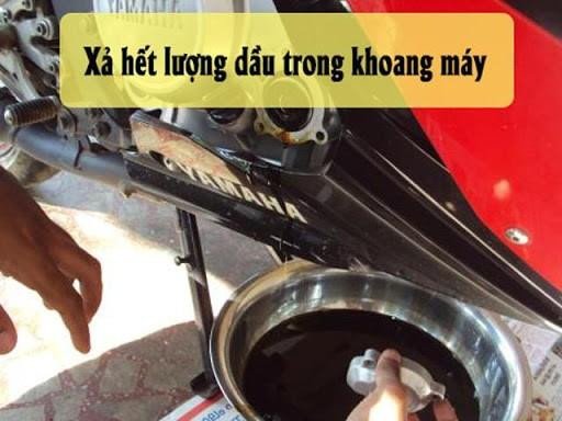Mô tả hình ảnh: Hình ảnh minh họa quy trình tháo bugi và xả dầu động cơ sau khi xe máy bị ngập nước.