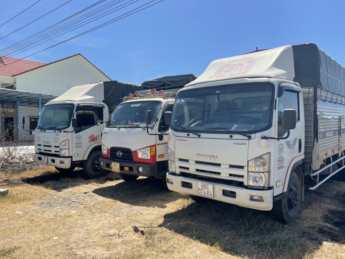 Một bãi tập kết xe tải cũ đa dạng thương hiệu tại Thủ Đức, TP.HCM