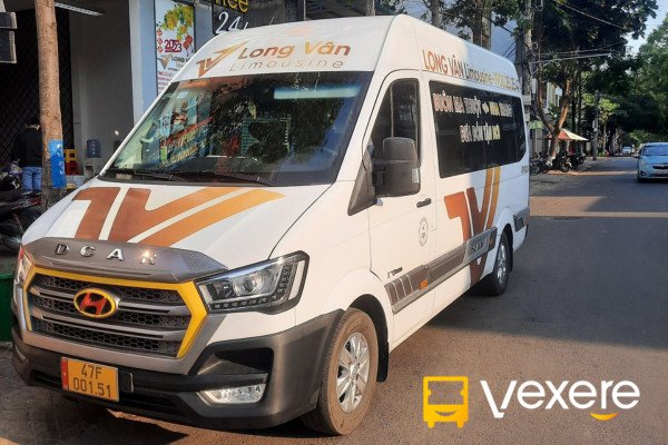 Một chiếc xe limousine sang trọng đang đậu trước một ngôi nhà để đón khách