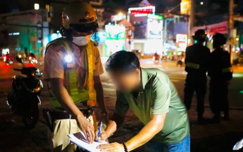 Mức phạt đối với trường hợp đi xe máy điện có bị thổi nồng độ cồn được quy định chặt chẽ nhằm tăng cường tính răn đe và thúc đẩy người tham gia giao thông tuân thủ nghiêm ngặt các quy định về an toàn