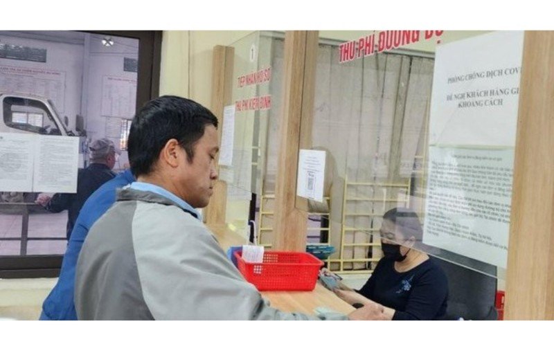 Người dân đang tìm hiểu về các hình thức thanh toán phí cầu đường