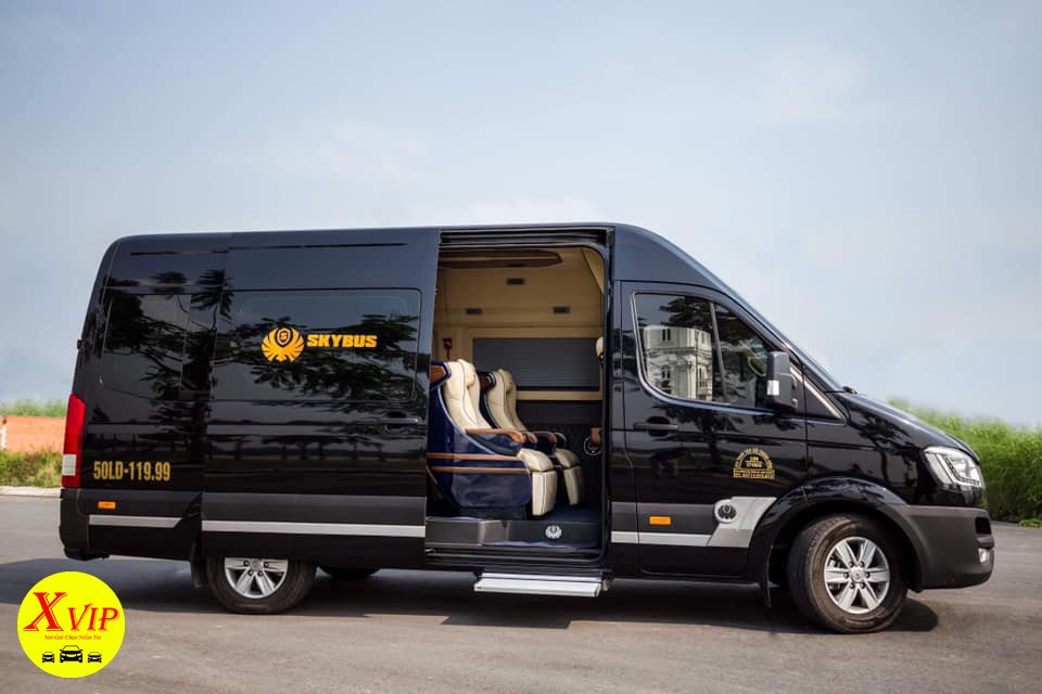 Nội thất sang trọng của một chiếc xe limousine 9 ghế với ghế da cao cấp và hệ thống đèn trần sao