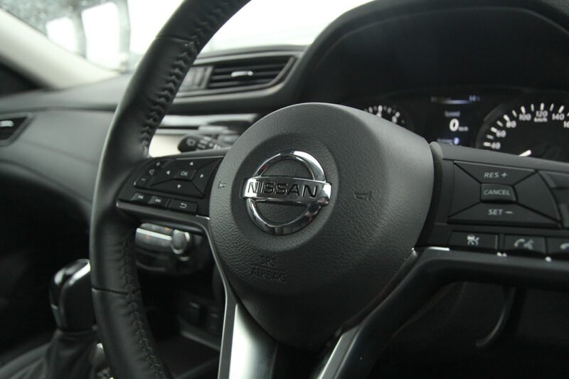 Nội thất xe Nissan X-Trail 2019 với vô lăng và ghế lái