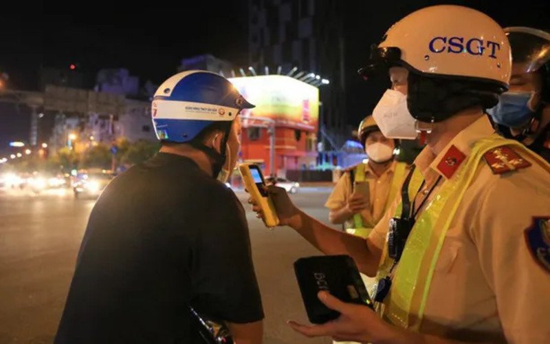 Pháp luật quy định người điều khiển các phương tiện xe đạp điện có thể bị yêu cầu thổi nồng độ cồn khi tham gia giao thông bất kể có dấu hiệu vi phạm hay không