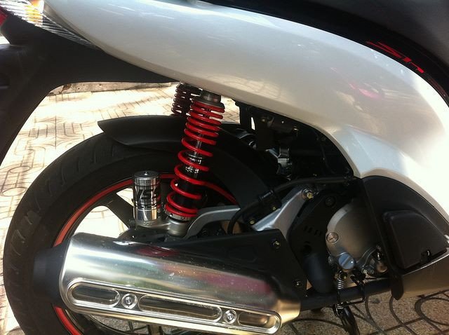 Phuộc trước xe máy là bộ phận quan trọng giúp giảm xóc