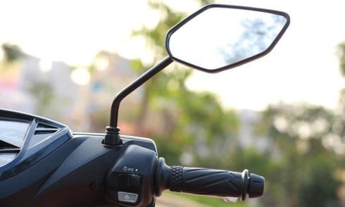 Quy định về gương chiếu hậu xe máy và việc xử phạt khi thiếu