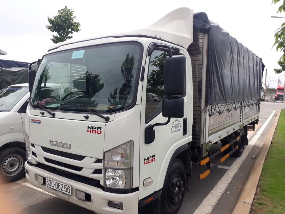 So sánh hai phiên bản Isuzu 3.5 tấn, một chiếc đời cũ và một chiếc đời mới hơn