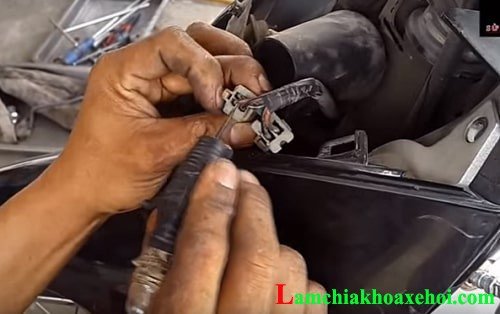 Sử dụng công cụ chuyên dụng để mở ổ khóa xe máy