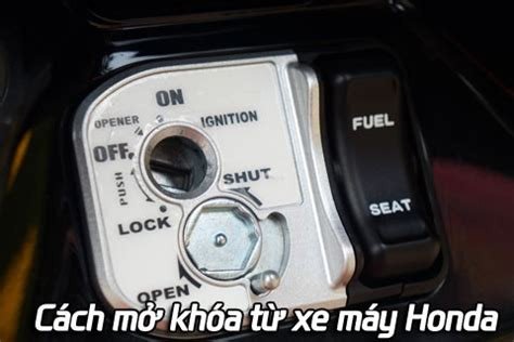 Thao tác mở cốp xe SH Mode bằng chìa khóa cơ