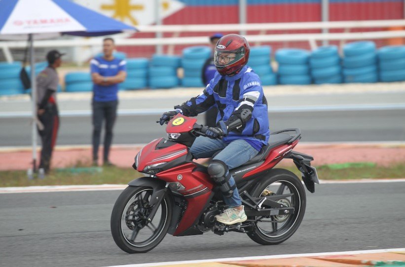 Thực hiện lái thử xe máy cũ ở tốc độ cao để kiểm tra độ ổn định