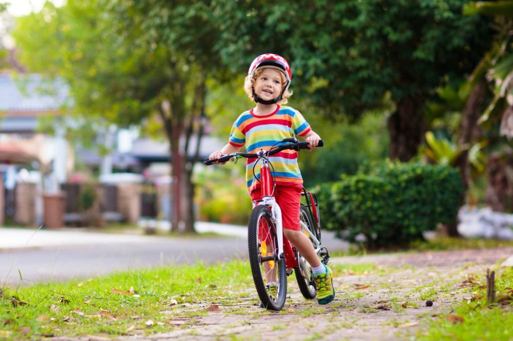 Trẻ em cùng nhau đạp xe, thể hiện sự tương tác và kết nối xã hội