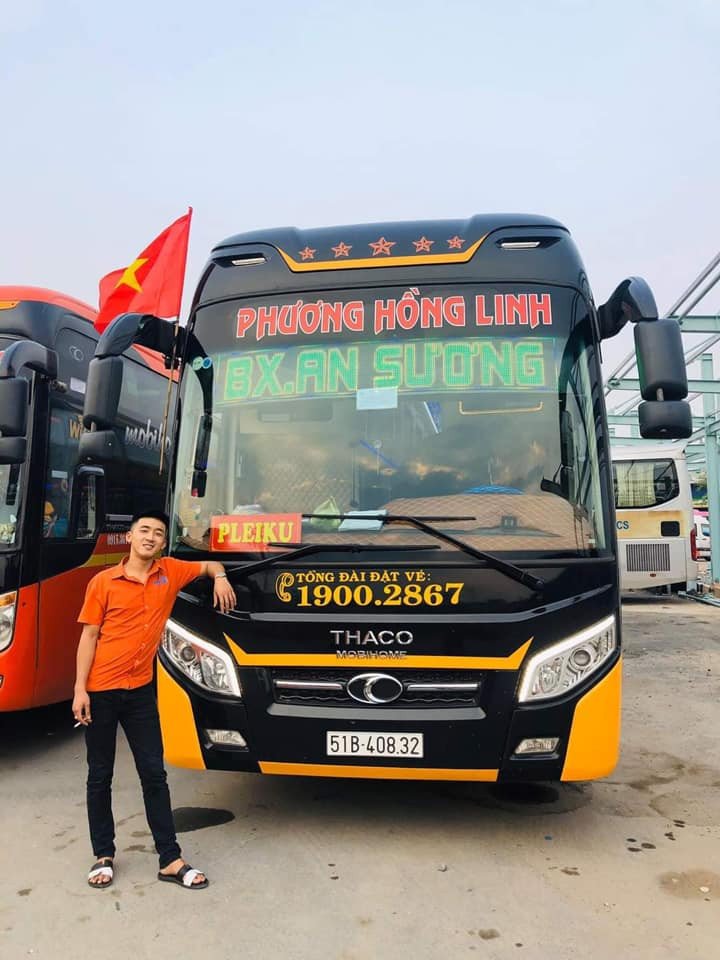 Xe khách Phương Hồng Linh đang đỗ tại một điểm đón khách ở Sài Gòn