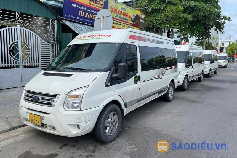 Xe limousine đang đón khách tại một địa điểm ở Hà Nội