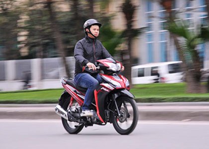 Xe máy đang di chuyển trên đường, tay lái có dấu hiệu chao đảo