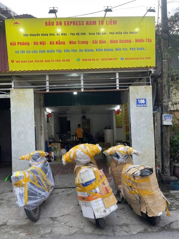 Xe máy được sắp xếp cẩn thận trên thùng xe tải chuyên dụng