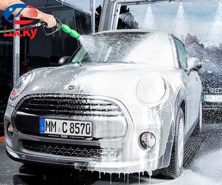 Xe ô tô được rửa bằng dung dịch chất lượng cao giúp bảo vệ sơn xe