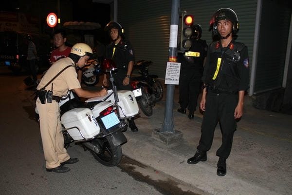 Đối Phó Khi Bị Công An Bắt Xe Ban Đêm: Hướng Dẫn Xử Lý Công An Bắt Xe Ban Đêm 2