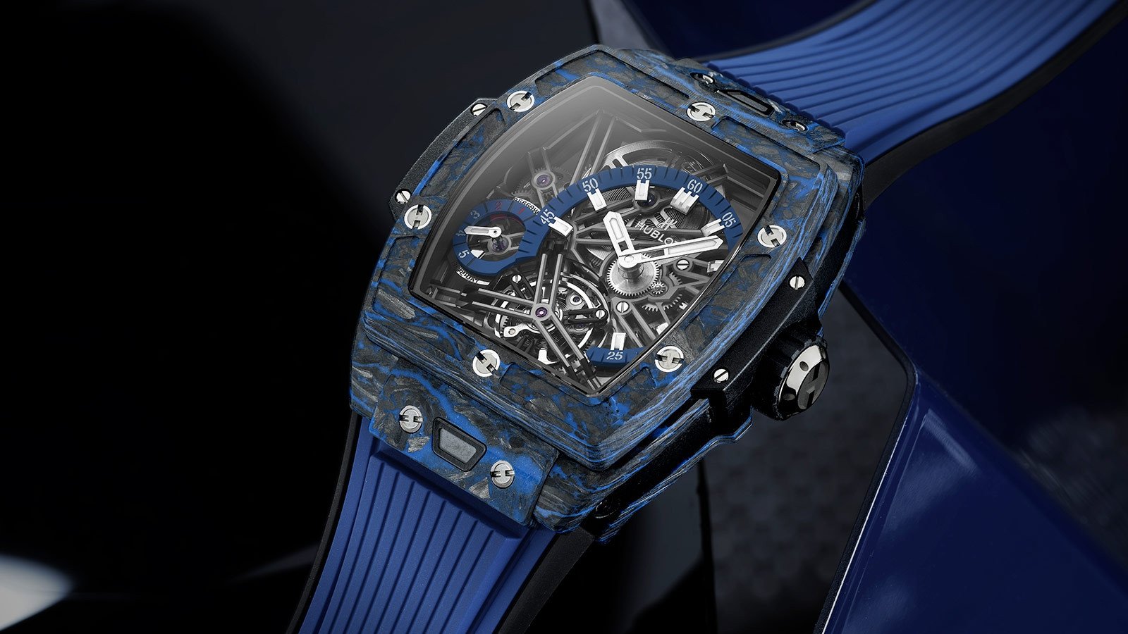 Ảnh chụp cận cảnh một chiếc đồng hồ đeo tay với mặt màu xanh dương