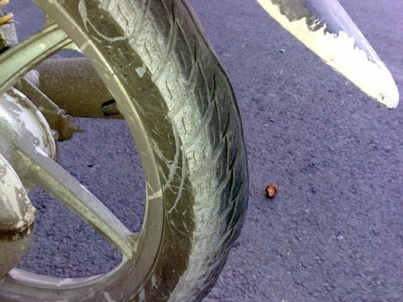 Ảnh minh họa các dấu hiệu lốp xe bị mòn và hư hỏng