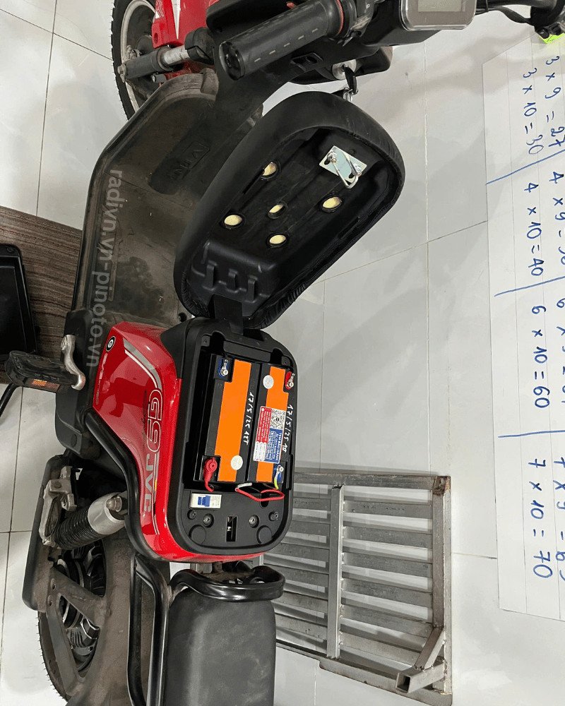 Ảnh minh họa một bộ ắc quy được lắp đặt trên xe JVC G9