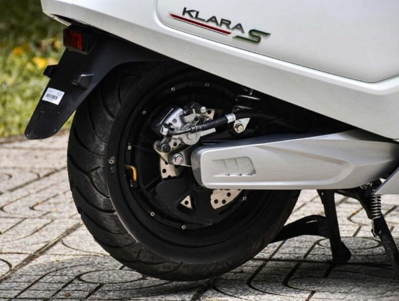 Ảnh minh họa một chiếc xe máy điện VinFast đang di chuyển êm ái trên đường phố