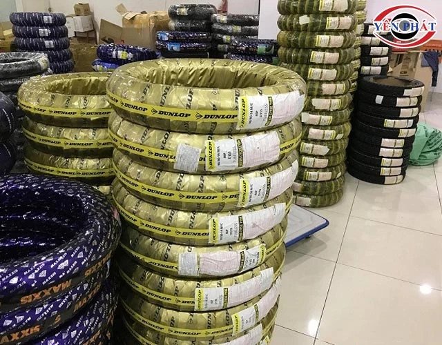 Ảnh minh họa quá trình lựa chọn và thay thế lốp xe máy chất lượng