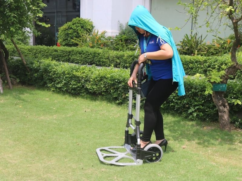 Ảnh minh họa quy trình gấp gọn xe đẩy