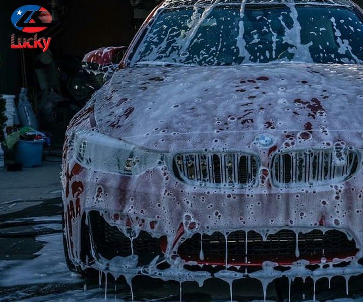 Ảnh minh họa việc sử dụng dung dịch chăm sóc xe chuyên dụng thay thế cho cana