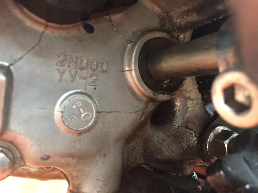 Ảnh mô tả vết nứt trên lốc máy gây rò rỉ dầu