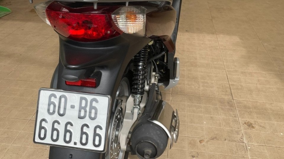 Ảnh một chiếc xe ô tô đang lưu thông với biển số xe có ký hiệu 60