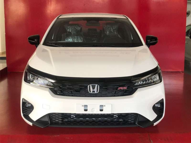Ảnh ngoại thất Honda City RS màu trắng thể hiện sự năng động