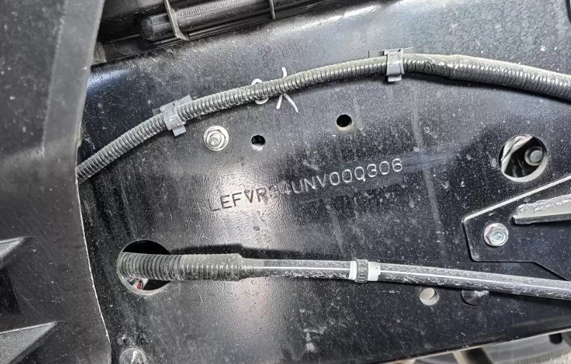 Áp dụng các biện pháp bảo vệ như sơn phủ hoặc dán decal cho khu vực số