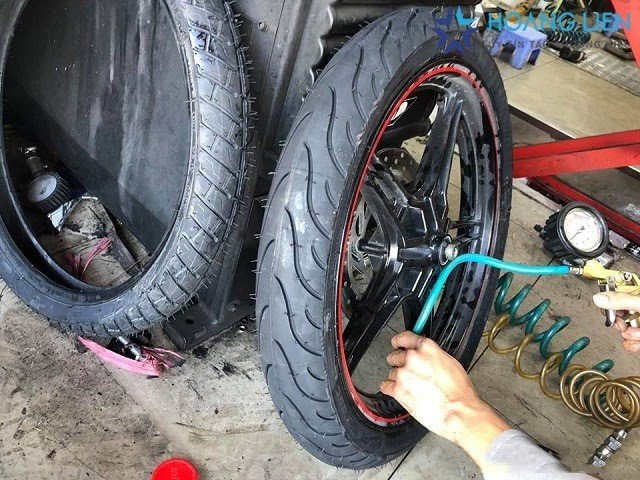 Áp suất lốp xe máy tác động đến sự tiếp xúc của lốp với mặt đường