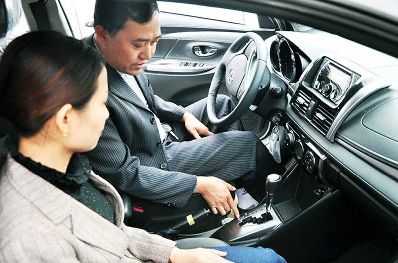 Bác sĩ đang kiểm tra sức khỏe tổng quát cho một người lớn tuổi